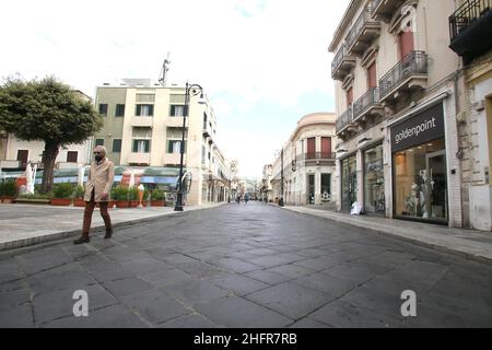 Foto Domenico Notaro/LaPresse06-11-2020 Reggio Calabria ItaliencronacaCalabria zona rossa, Primo giorno di lockdown dopo nuovo DPCM a Reggio CalabriaNella Foto corso Garibaldi desertoFoto Domenico Notaro/LaPresse06-11-20208 Riace, Reggio Calabria ItalienNachrichten Calabriaregion wendet die Beschränkung der roten Zone an, erster Tag der Sperre in Reggio CalabriaIm Bild ein Moment der Sperre in der Stadt Stockfoto