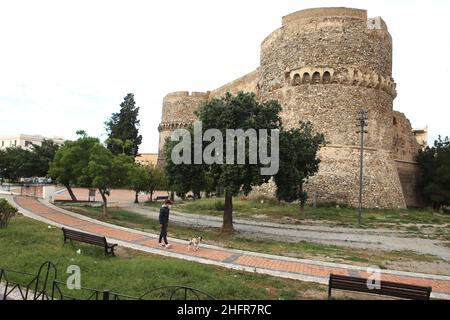 Foto Domenico Notaro/LaPresse06-11-2020 Reggio Calabria ItalycronacaCalabria zona rossa, Primo giorno di lockdown dopo nuovo DPCM a Reggio CalabriaNella Foto castello aragoneseFoto Domenico Notaro/LaPresse06-11-20208 Riace, Reggio Calabria ItalyNews Calabriaregion wendet die Beschränkung der roten Zone an, erster Tag der Sperre in Reggio CalabriaIm Bild ein Moment der Sperrung in der Stadt Stockfoto