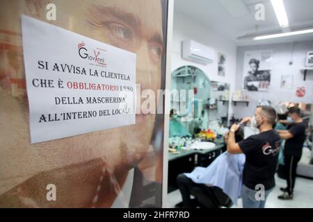 Photo Domenico Notaro/LaPresse06-11-2020 Reggio Calabria ItaliencronacaCalabria zona rossa, Primo giorno di lockdown dopo nuovo DPCM a Reggio CalabriaNella Foto un parrucchiere del Centro apertoPhoto Domenico Notaro/LaPresse06-11-20208 Riace, Reggio Calabria ItalienNachrichten Calabriaregion wendet die Beschränkung der roten Zone an, erster Tag der Sperre in Reggio CalabriaIn der pic City Stockfoto