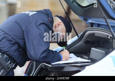 Foto Domenico Notaro/LaPresse06-11-2020 Reggio Calabria ItalycronacaCalabria zona rossa, Primo giorno di lockdown dopo nuovo DPCM a Reggio CalabriaNella Foto poliziotto controlla le autocertificazione&#xa0;Foto Domenico Notaro/LaPresse06-11-20208 Riace, Reggio Calabria ItalyNews Calabriaregion wendet die Beschränkung der roten Zonen an, den ersten Tag der Sperrung in der Stadt Reggio Calabria pic Stockfoto