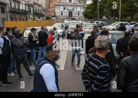 Lavoratori, piccoli imprenditori e militanti di Forza Nuova manifest, con blocchi stradali. A Palermo, davanti la sede della presidenza della Regione Siciliana, Palazzo d'Orleans, contro il DPCM e le misure anit-covid che hanno costretto molte attivit&#XE0; a chiudere e perdere il lavoro. Palermo, 06. November 2020. LaPresse / Francesco Militello Mirto Stockfoto