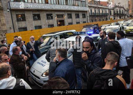 Lavoratori, piccoli imprenditori e militanti di Forza Nuova manifest, con blocchi stradali. A Palermo, davanti la sede della presidenza della Regione Siciliana, Palazzo d'Orleans, contro il DPCM e le misure anit-covid che hanno costretto molte attivit&#XE0; a chiudere e perdere il lavoro. Palermo, 06. November 2020. LaPresse / Francesco Militello Mirto Stockfoto