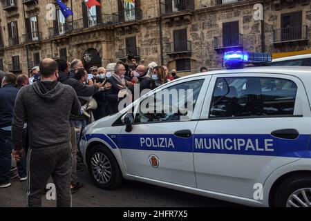 Lavoratori, piccoli imprenditori e militanti di Forza Nuova manifest, con blocchi stradali. A Palermo, davanti la sede della presidenza della Regione Siciliana, Palazzo d'Orleans, contro il DPCM e le misure anit-covid che hanno costretto molte attivit&#XE0; a chiudere e perdere il lavoro. Palermo, 06. November 2020. LaPresse / Francesco Militello Mirto Stockfoto