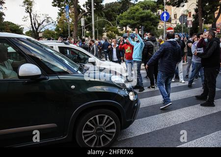 Lavoratori, piccoli imprenditori e militanti di Forza Nuova manifest, con blocchi stradali. A Palermo, davanti la sede della presidenza della Regione Siciliana, Palazzo d'Orleans, contro il DPCM e le misure anit-covid che hanno costretto molte attivit&#XE0; a chiudere e perdere il lavoro. Palermo, 06. November 2020. LaPresse / Francesco Militello Mirto Stockfoto