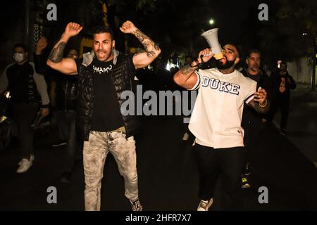 Lavoratori, piccoli imprenditori e militanti di Forza Nuova manirano, con blocchi stradali. A Palermo, in Corso Calatafimi, contro il DPCM e le misure anit-covid che hanno costretto molte attivit&#XE0; a chiudere e perdere il lavoro. Palermo, 06. November 2020. LaPresse / Francesco Militello Mirto Stockfoto