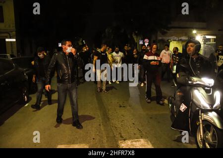 Lavoratori, piccoli imprenditori e militanti di Forza Nuova manirano, con blocchi stradali. A Palermo, in Corso Calatafimi, contro il DPCM e le misure anit-covid che hanno costretto molte attivit&#XE0; a chiudere e perdere il lavoro. Palermo, 06. November 2020. LaPresse / Francesco Militello Mirto Stockfoto