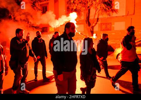 Lavoratori, piccoli imprenditori e militanti di Forza Nuova manirano, con blocchi stradali. A Palermo, in Corso Calatafimi, contro il DPCM e le misure anit-covid che hanno costretto molte attivit&#XE0; a chiudere e perdere il lavoro. Palermo, 06. November 2020. LaPresse / Francesco Militello Mirto Stockfoto