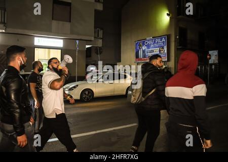 Lavoratori, piccoli imprenditori e militanti di Forza Nuova manirano, con blocchi stradali. A Palermo, in Corso Calatafimi, contro il DPCM e le misure anit-covid che hanno costretto molte attivit&#XE0; a chiudere e perdere il lavoro. Palermo, 06. November 2020. LaPresse / Francesco Militello Mirto Stockfoto