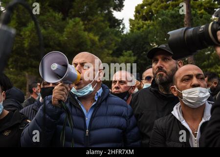 Lavoratori, piccoli imprenditori e militanti di Forza Nuova manifest, con blocchi stradali. A Palermo, davanti la sede della presidenza della Regione Siciliana, Palazzo d'Orleans, contro il DPCM e le misure anit-covid che hanno costretto molte attivit&#XE0; a chiudere e perdere il lavoro. Palermo, 06. November 2020. LaPresse / Francesco Militello Mirto Stockfoto