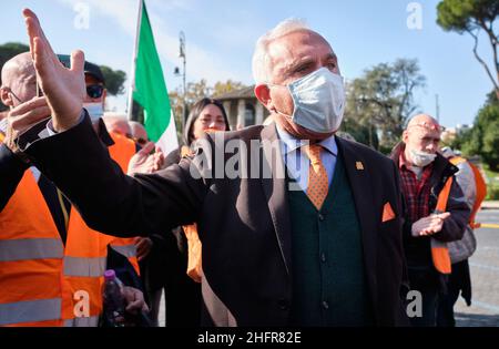 Mauro Scrobogna /LaPresse November 07, 2020&#xa0; Rom, Italien Nachrichten Coronavirus, Proteste gegen Gesundheitsnotstandsdekrete und Sperrung auf dem Foto: Ehemaliger General der Carabinieri Antonio Pappalardo, derzeitiger Anführer der Orangen Westen während der mageren Demonstration gegen die jüngsten DPCM-Bestimmungen, die Formen der teilweisen Sperrung festlegen Stockfoto