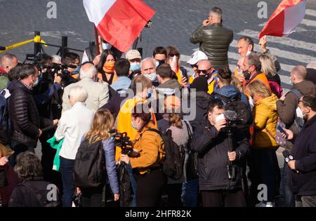 Mauro Scrobogna /LaPresse 07. November 2020&#xa0; Rom, Italien Nachrichten Coronavirus, Proteste gegen Gesundheitsnotstandsverordnungen und Sperre auf dem Foto: Der ehemalige Carabinieri-General Antonio Pappalardo, aktueller Führer der Orangen Westen in der Presse und Unterstützer während der dürftigen Demonstration gegen die jüngsten DPCM-Bestimmungen, die Formen der teilweisen Sperrung festlegen Stockfoto