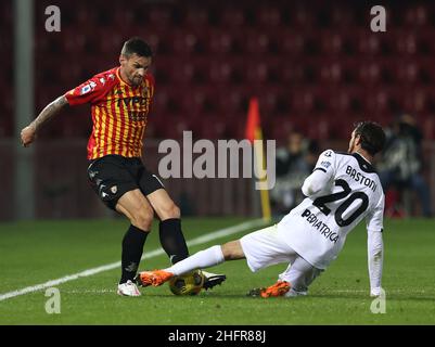 Alessandro Garofalo/LaPresse 07. November 2020 Benevento, Italien Sportfußball Benevento vs Spezia - Italienische Fußballmeisterschaft League A Tim 2020/2021 - Vigorito Stadion. Im Bild: Christian Maggio Benevento ,Simone Bastoni Spezia Stockfoto