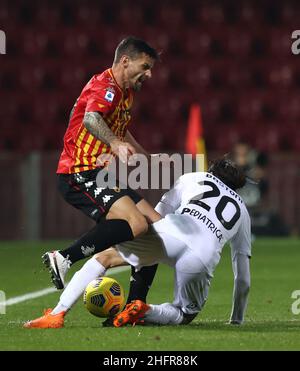 Alessandro Garofalo/LaPresse 07. November 2020 Benevento, Italien Sportfußball Benevento vs Spezia - Italienische Fußballmeisterschaft League A Tim 2020/2021 - Vigorito Stadion. Im Bild: Christian Maggio Benevento ,Simone Bastoni Spezia Stockfoto