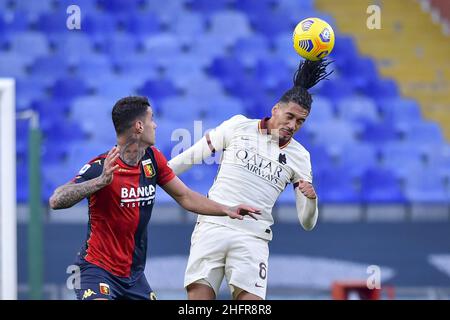 Fabio Rossi/AS Roma/LaPresse 08/11/2020 Genua (Italien) Sport Soccer Genua-Roma Italienische Fußball-Meisterschaft Liga Serie A Tim 2020/2021 - Stadio Luigi Ferraris im Bild: Smalling, Scamacca Stockfoto