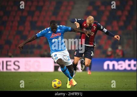 Massimo Paolone/LaPresse 8. November 2020 Bologna, Italien Sportfußball Bologna vs Napoli - Italienische Fußballmeisterschaft Liga A Tim 2020/2021 - Renato Dall'Ara Stadion im Bild: Kalidou Koulibaly (SSC Napoli) tritt mit Rodrigo Palacio (Bologna F.C.) um den Ball Stockfoto