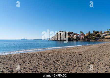 Bolnuevo, Spanien - 7. Januar 2022: Blick auf den Strand von Bolnuevo an der Costa Calida von Murcia in Südspanien Stockfoto