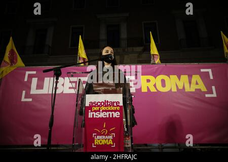 Cecilia Fabiano/LaPresse November 12 , 2020 Roma (Italien) News : Präsentation der Liberare Roma-Bewegung im Pic : die Demonstration auf der piazza Santi Apostoli Stockfoto
