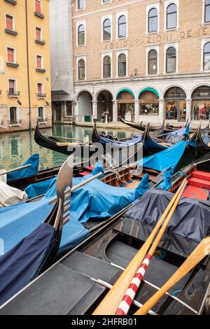 Foto Filippo Ciappi/LaPressecronaca14-11-2020 Venezia Coronavirus, Crisi economica nella citt&#XE0; di Venezia a causa della pandemiaNella Foto Gondole Foto Filippo Ciappi/LaPresseNews 14. November 2020 Venedig Italien Leere Gondeln in San Marco. Die Krise aufgrund der Pandemie für covid-19 hat zur Schließung vieler kommerzieller Aktivitäten in Venedig geführt. Venedig, 14. November 2020. Stockfoto