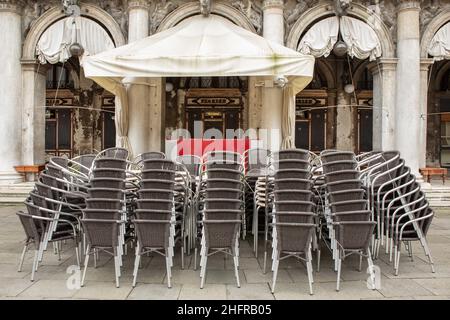 Foto Filippo Ciappi/LaPressecronaca14-11-2020 Venezia Coronavirus, Crisi economica nella citt&#XE0; di Venezia a causa della pandemiaNella Foto bar chiusi auf dem Markusplatz Foto Filippo Ciappi/LaPresseNews 14. November 2020 Venedig Italien Venedig, Markusplatz, historische Kaffes geschlossen. Die Krise aufgrund der Pandemie für covid-19 hat zur Schließung vieler kommerzieller Aktivitäten in Venedig geführt. Venedig, 14. November 2020. Stockfoto