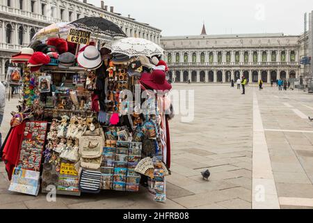 Foto Filippo Ciappi/LaPressecronaca14-11-2020 Venezia Coronavirus, Crisi economica nella citt&#XE0; di Venezia a causa della pandemiaNella Foto bancarella auf PiazzaFoto Filippo Ciappi/LaPresseNews 14. November 2020 Venedig Italien die Krise aufgrund der Pandemie für covid-19 hat zur Schließung vieler kommerzieller Aktivitäten in Venedig geführt. Venedig, 14. November 2020,1 Stockfoto
