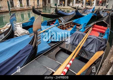 Foto Filippo Ciappi/LaPressecronaca14-11-2020 Venezia Coronavirus, Crisi economica nella citt&#XE0; di Venezia a causa della pandemiaNella Foto Gondole Foto Filippo Ciappi/LaPresseNews 14. November 2020 Venedig Italien Leere Gondeln in San Marco. Die Krise aufgrund der Pandemie für covid-19 hat zur Schließung vieler kommerzieller Aktivitäten in Venedig geführt. Venedig, 14. November 2020. Stockfoto