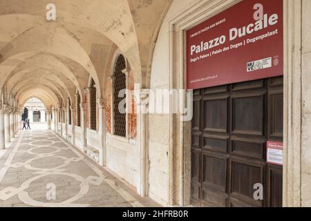Foto Filippo Ciappi/LaPressecronaca14-11-2020 Venezia Coronavirus, Crisi economica nella citt&#XE0; di Venezia a causa della pandemiaNella Foto attivit&#XE0; commerciali chikuseFoto Filippo Ciappi/LaPresseNews 14. November 2020 Venedig Italien die Krise aufgrund der Pandemie für Covid-19 hat zur Schließung vieler kommerzieller Aktivitäten in Venedig geführt. Venedig, 14. November 2020. Stockfoto