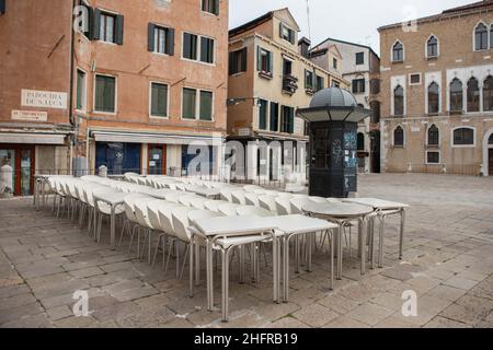 Foto Filippo Ciappi/LaPressecronaca14-11-2020 Venezia Coronavirus, Crisi economica nella citt&#XE0; di Venezia a causa della pandemiaNella Foto bar chiusi auf dem Markusplatz Foto Filippo Ciappi/LaPresseNews 14. November 2020 Venedig Italien Venedig, Markusplatz, historische Kaffes geschlossen. Die Krise aufgrund der Pandemie für covid-19 hat zur Schließung vieler kommerzieller Aktivitäten in Venedig geführt. Venedig, 14. November 2020. Stockfoto