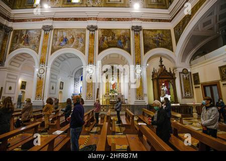 Alessandro Pone - LaPresse Napoli 15 novembre 2020 Cronaca Primo giorno di zona rossa per la Campania, inserita insieme alla Toscana nell'area pi&#xf9; a rischio da un'ordinanza del ministro della Salute Roberto Speranza. Napoli deserta, rispetto alle immagini viste negli ultimi giorni. Alessandro Pone - LaPresse Neapel 15 novembre 2020 Chronik erster Tag der roten Zone für Kampanien, eingefügt zusammen mit der Toskana in dem am stärksten gefährdeten Gebiet durch einen Befehl des Gesundheitsministers Roberto Speranza. Neapel verlassen, im Vergleich zu den Bildern der letzten Tage gesehen. Stockfoto