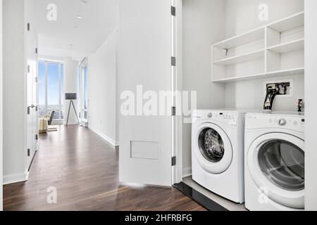 Luxuriöses Penthouse mit Waschmaschine und Trockner. Schrank Waschküche. Verborgener Speicher. Elegante Wäschelösungen. Stockfoto