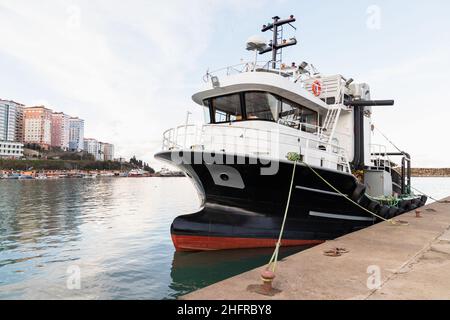 Das industrielle Fischerboot liegt in einem kleinen Fischerhafen. Arakli, Trabzon, Türkei Stockfoto