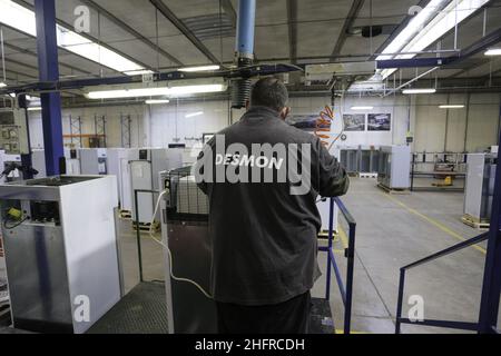 Fabio Sasso/LaPresse 19. November 2020 Nusco, Avellino (Italien)News DESMON arbeitet seit mehr als einem Monat an diesem Projekt, das den COVID-19-Impfstoff, den Pfizer derzeit entwickelt, bei der erforderlichen Temperatur von minus 70 Grad Celsius (-94 Grad Fahrenheit) halten wird. Diese Gefriergeräte sind für bis zu 5.000 Dosen des Impfstoffs ausgelegt und sind nicht nur für Pharmaunternehmen, sondern auch für Krankenhäuser, Gesundheitsunternehmen, Forschungsinstitute und Apotheken bestimmt. Für die Vermarktung dieser Gefriergeräte muss das Unternehmen noch die erforderlichen Zertifizierungen beschaffen. Stockfoto