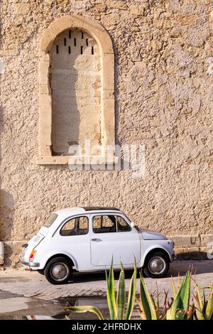 Fiat 500, Ortigia, Syrakus, Sizilien Stockfoto