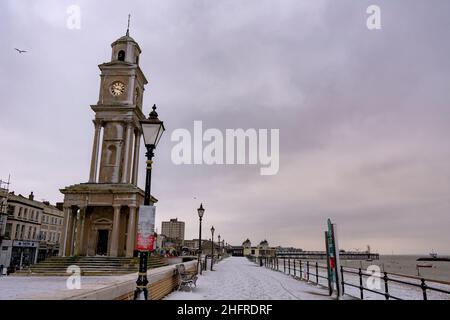 Herne Bay - schneebedeckte Promenade nach Sturm Darcy durch das Land passiert. Stockfoto