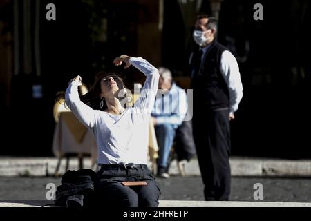 Cecilia Fabiano/LaPresse November 23, 2020 Rome (Italy) News das tägliche Leben in Rom während einer Coronavirus-Pandemie im Bild: Die Menschen genießen die Sonne Stockfoto