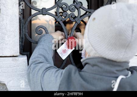 Foto Filippo Ciappi/LaPresse25-11-2020 Venezia - ItalienCronacaGiornata contro la violenza sulle donne: Installazione di Rose all'uncinetto del gruppo Yarn bombardiert eine VeneziaNella foto: una rosa all'uncinetto in giro per la citt&#XE0; di VeneziaFoto Filippo Ciappi/LaPresse25-11-2020 Venedig - ItalienNewsInternationaler Tag zur Beseitigung von Gewalt gegen Frauen Installation von gehäkelten Rosen durch die Bombengruppe Yarn in Venedig im Bild: Gehäkelte Rose Stockfoto