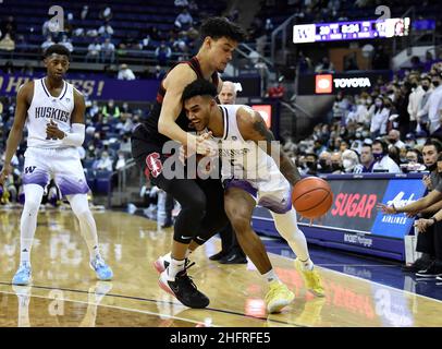 15. Januar 2022: Washington G Jamal Bey fährt während des NCAA-Basketballspiels zwischen dem Stanford Cardinal und Washington Huskies im HEC Edmundson Pavilion in Seattle, WA, gegen einen Verteidiger von Stanford. Washington besiegte Standord 67-64. Steve Faber/CSM Stockfoto