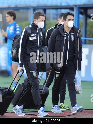 Marco Bucco/LaPresse 25. November 2020 Empoli (FI) Italien Fußball Empoli vs Brescia - Italienischer Cup Tim CUP 2020/2021 - Stadion Castellani. Im Bild: Der Schiedsrichter Giovanni Ayroldi geht nach der Absage des Spiels aus dem Stadion Stockfoto