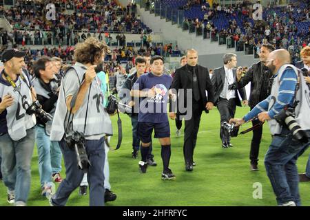 Claudio Bernardi/LaPresse Rom, 2014. september 1th - im Auftrag des Papstes Francesco I. wurde das olympische Stadion Match for Peace zur Unterstützung der Sache des Friedens in der Welt eingesetzt. Um die Initiative zu unterstützen viele Fußball-Top-Spieler, darunter viele argentinische Fußball heute und gestern. Im Bild: Diego Armando Maradona Stockfoto