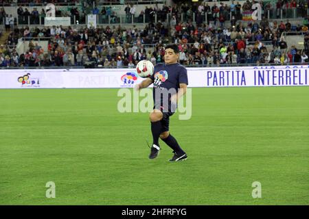 Claudio Bernardi/LaPresse Rom, 2014. september 1th - im Auftrag des Papstes Francesco I. wurde das olympische Stadion Match for Peace zur Unterstützung der Sache des Friedens in der Welt eingesetzt. Um die Initiative zu unterstützen viele Fußball-Top-Spieler, darunter viele argentinische Fußball heute und gestern. Im Bild: Diego Armando Maradona Stockfoto