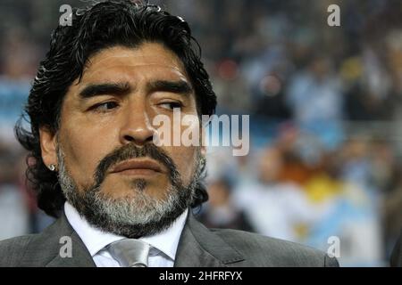 ©Jonathan Moscrop - LaPresse 22 06 2010 Polokwane ( Sud Africa ) Sport Calcio Grecia vs Argentina - Mondiali di calcio Sud Africa 2010 Gruppo B - Peter Mokaba Stadium Nella foto: l'allenatore dell'Argentina Diego Armando Maradona ©Jonathan Moscrop - LaPresse 22 06 2010 Polokwane ( Südafrika ) Sport Soccer Griechenland gegen Argentinien - FIFA 2010 Weltmeisterschaft Südafrika Gruppe B - Peter-Mokaba-Stadion im Foto: Argentiniens Trainer Diego Armando Maradona Stockfoto