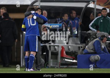 ©Jonathan Moscrop - LaPresse 22 06 2010 Polokwane ( Sud Africa ) Sport Calcio Grecia vs Argentina - Mondiali di calcio Sud Africa 2010 Gruppo B - Peter Mokaba Stadium Nella foto: l'allenatore dell'Argentina Diego Armando Maradona abbraccia Lionel Messi eine feine Partita ©Jonathan Moscrop - LaPresse 22 06 2010 Polokwane ( Südafrika ) Sport Soccer Griechenland gegen Argentinien - FIFA 2010 Weltmeisterschaft Südafrika Gruppe B - Peter Mokaba Stadion auf dem Foto: Argentiniens Trainer Diego Armando Maradona umarmt Lionel Messi nach dem letzten Pfiff Stockfoto