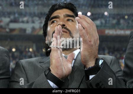 ©Jonathan Moscrop - LaPresse 22 06 2010 Polokwane ( Sud Africa ) Sport Calcio Grecia vs Argentina - Mondiali di calcio Sud Africa 2010 Gruppo B - Peter Mokaba Stadium Nella foto: l'allenatore dell'Argentina Diego Armando Maradona ©Jonathan Moscrop - LaPresse 22 06 2010 Polokwane ( Südafrika ) Sport Soccer Griechenland gegen Argentinien - FIFA 2010 Weltmeisterschaft Südafrika Gruppe B - Peter-Mokaba-Stadion im Foto: Argentiniens Trainer Diego Armando Maradona Stockfoto