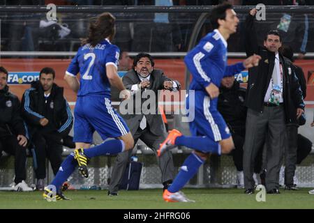 ©Jonathan Moscrop - LaPresse 22 06 2010 Polokwane ( Sud Africa ) Sport Calcio Grecia vs Argentina - Mondiali di calcio Sud Africa 2010 Gruppo B - Peter Mokaba Stadium Nella foto: Esultanza di Maradona dopo la rete del 1-0 di Martin Demichelis ©Jonathan Moscrop - LaPresse 22 06 2010 Polokwane ( Südafrika ) Sport Soccer Griechenland gegen Argentinien - FIFA 2010 Weltmeisterschaft Südafrika Gruppe B - Peter Mokaba Stadion auf dem Foto: Maradona feiert, nachdem das Tor von Martin Demichelis Argentinien eine Führung von 1-0 bescherte Stockfoto