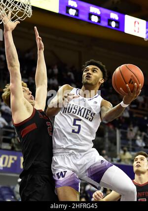 15. Januar 2022: Washington G Jamal Bey geht während des NCAA-Basketballspiels zwischen dem Stanford Cardinal und Washington Huskies im HEC Edmundson Pavilion in Seattle, WA, in den Korb. Washington besiegte Stanford 67-64. Steve Faber/CSM Stockfoto