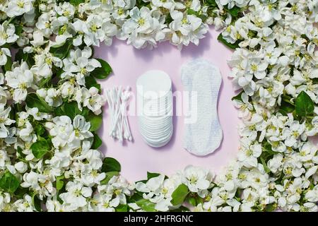 Intimhygiene-Produkte für Frauen - Damenbinden und Tampons auf rosa Hintergrund. Stockfoto