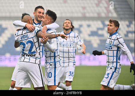 Massimo Paolone/LaPresse 28. November 2020 Reggio Emilia, Italien Sportfußball Sassuolo vs Inter - Italienische Fußballmeisterschaft Liga A Tim 2020/2021 - Mapei Stadion im Bild: Arturo Vidal (FC Internazionale Milano) feiert mit Roberto Gagliardini (FC Internazionale Milano) und Lautaro Martinez (FC Internazionale Milano) nach dem Tor 0-2 Stockfoto