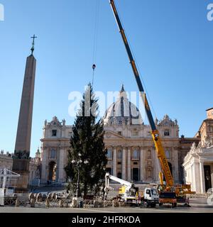 Mauro Scrobogna /LaPresse November 30, 2020&#xa0; Rom, Italien Nachrichten Vatikanstadt - Petersplatz bereitet sich auf Weihnachten vor auf dem Foto: Vorbereitungen für die Errichtung der Krippe und des Weihnachtsbaums auf der Piazza San Pietro Stockfoto