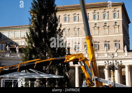 Mauro Scrobogna /LaPresse November 30, 2020&#xa0; Rom, Italien Nachrichten Vatikanstadt - Petersplatz bereitet sich auf Weihnachten vor auf dem Foto: Vorbereitungen für die Errichtung der Krippe und des Weihnachtsbaums auf der Piazza San Pietro Stockfoto