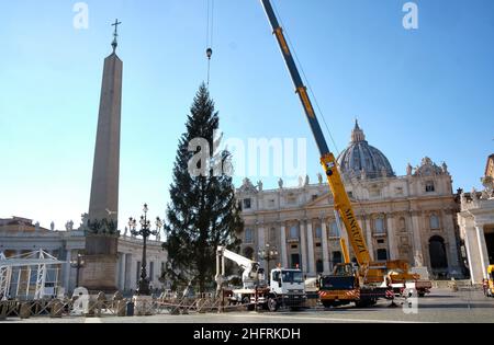 Mauro Scrobogna /LaPresse November 30, 2020&#xa0; Rom, Italien Nachrichten Vatikanstadt - Petersplatz bereitet sich auf Weihnachten vor auf dem Foto: Vorbereitungen für die Errichtung der Krippe und des Weihnachtsbaums auf der Piazza San Pietro Stockfoto