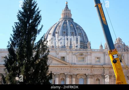 Mauro Scrobogna /LaPresse November 30, 2020&#xa0; Rom, Italien Nachrichten Vatikanstadt - Petersplatz bereitet sich auf Weihnachten vor auf dem Foto: Vorbereitungen für die Errichtung der Krippe und des Weihnachtsbaums auf der Piazza San Pietro Stockfoto